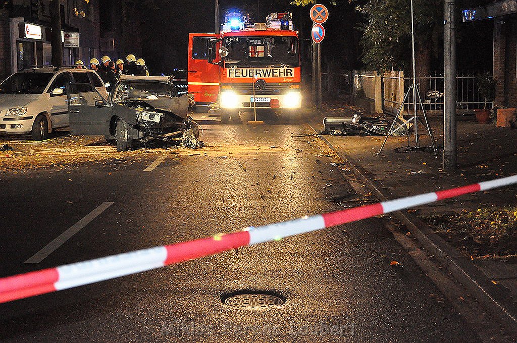 VU PKW gegen Baum Koeln Weiden Aachenerstr Bahnstr P47.JPG